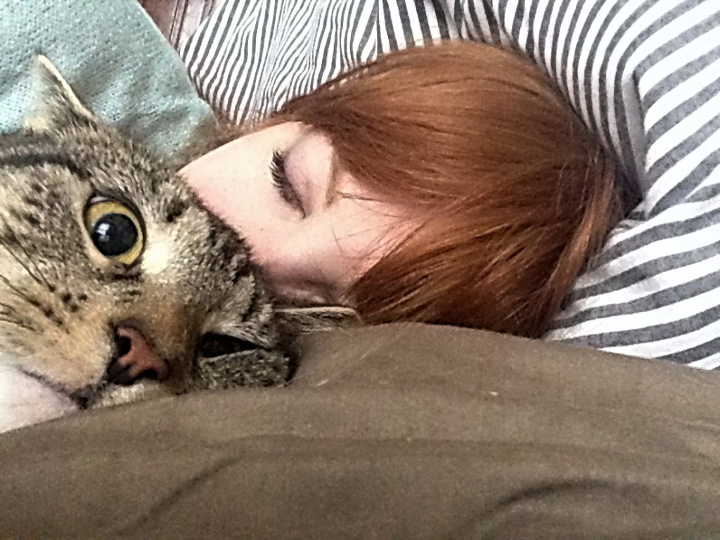 Женщина спит, а кот уже проснулся фото
